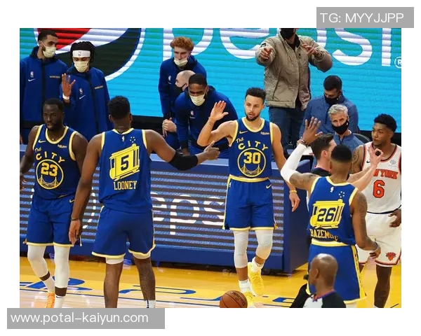 勇士与尼克斯全场激战回顾球星表现与战术分析一览 勇士与尼克斯全场激战回顾球星表现与战术分析一览